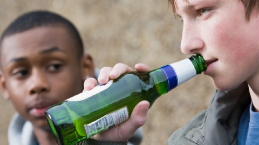 adolescente bebiendo alcohol