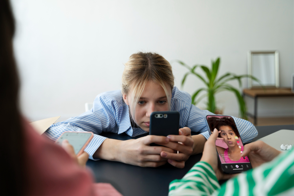 Conducta adictiva a las redes sociales y su relación con el uso problemático del móvil