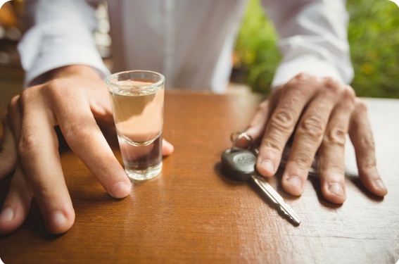 OMS alerta: bajos impuestos al alcohol y bebidas azucaradas favorecen problemas de salud