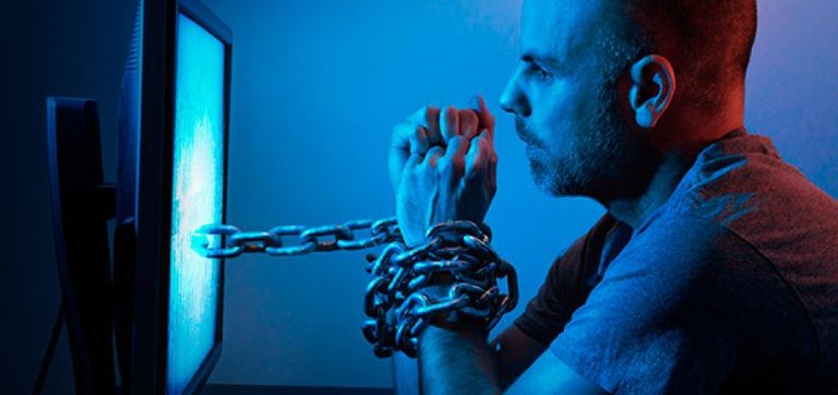 La adicción a las redes sociales existe, pero no se trata con la misma seriedad que otros problemas.  Los efectos que producen pueden variar de persona a persona, y no todos los que usan las redes sociales experimentan efectos negativos, porque las r