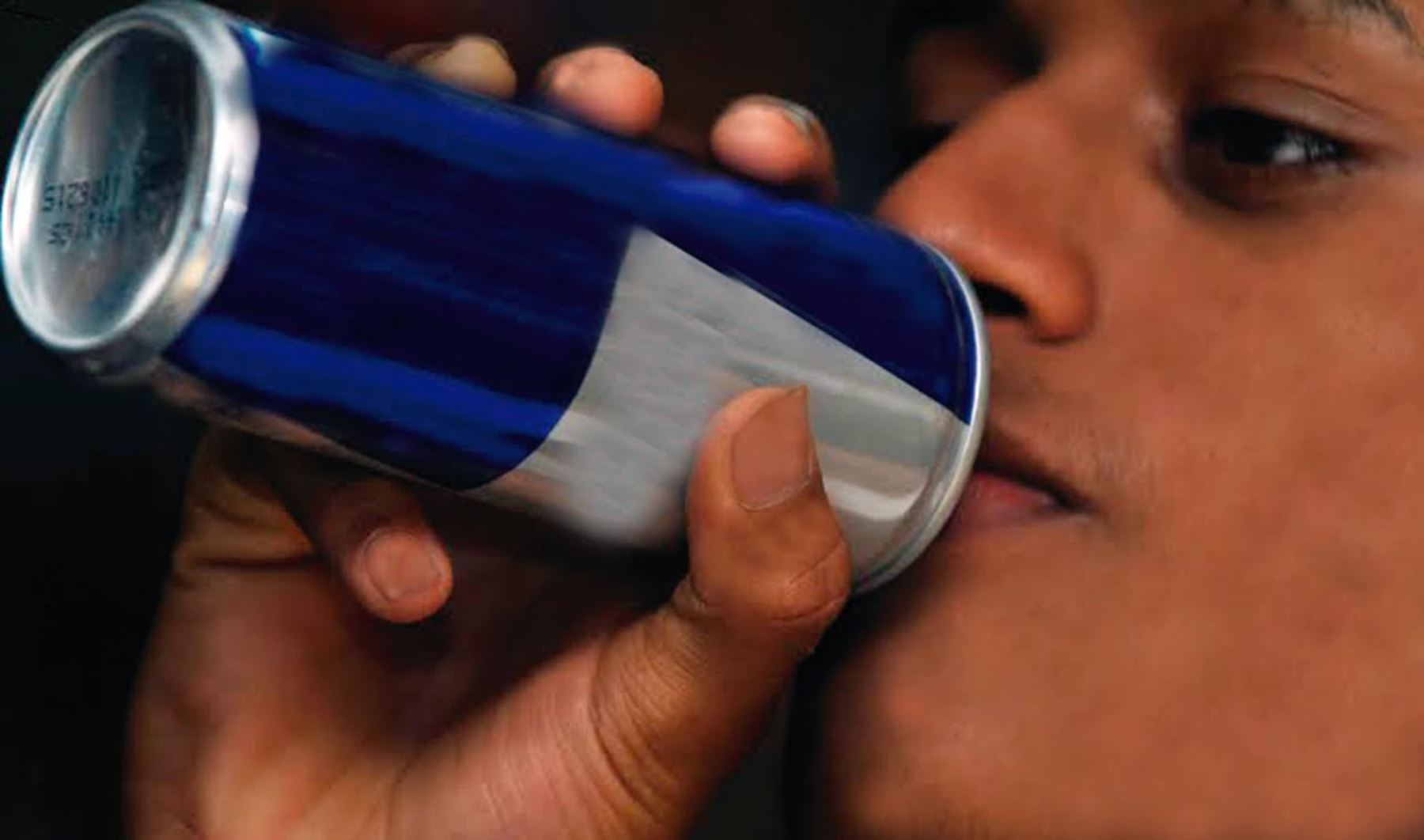 ¡Mala idea! Gamer tomó 12 latas de bebidas energéticas y casi muere