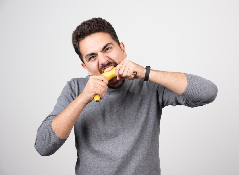 Comiendo "a escondidas, hasta reventar y terminarlo todo"