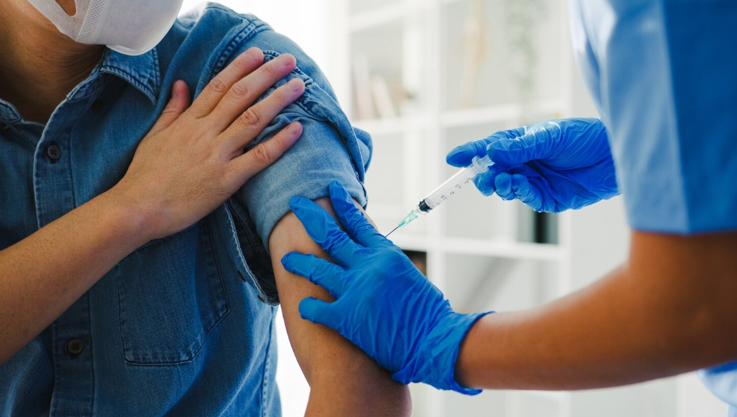 ¿Cómo actúa la vacuna de refuerzo en nuestro sistema inmunitario?