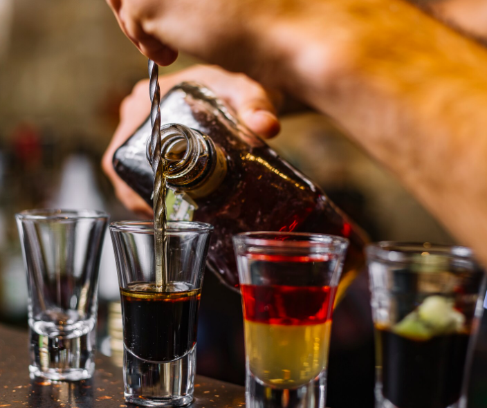 Alcohol adulterado: la otra epidemia que está causando muertes en México