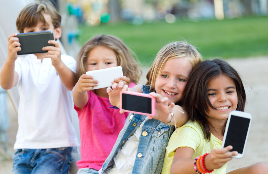 Uno de cada tres niños tiene adicción a Internet y a las redes sociales.