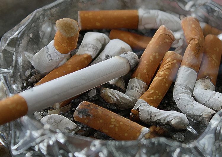 Fumadores tienen 80 por ciento más probabilidades de ser hospitalizados por covid-19: estudio  Fuente: https://newsweekespanol.com/2021/09/fumadores-covid-19-morir-estudio/ Publicado por: Newsweek México